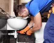 Vodoinstalater otpušava lavabo