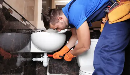 Vodoinstalater otpušava lavabo